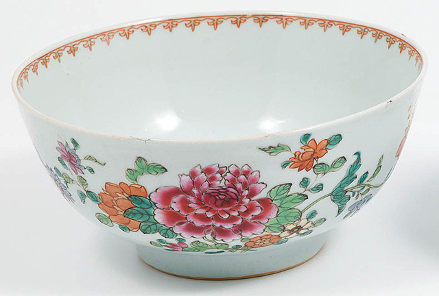 CZARKA DEKOROWANA W CHRYZANTEMY, Chiny, Yongzheng, 1723 – 1736
