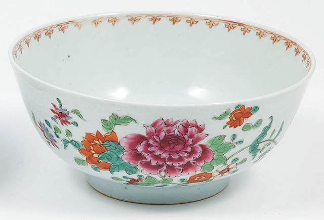 CZARKA DEKOROWANA W CHRYZANTEMY, Chiny, Yongzheng, 1723 – 1736