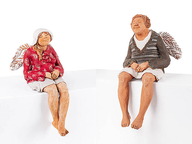 Codzienne anioły w czerwonej bluzce i w swetrze I (siedzące), 2013