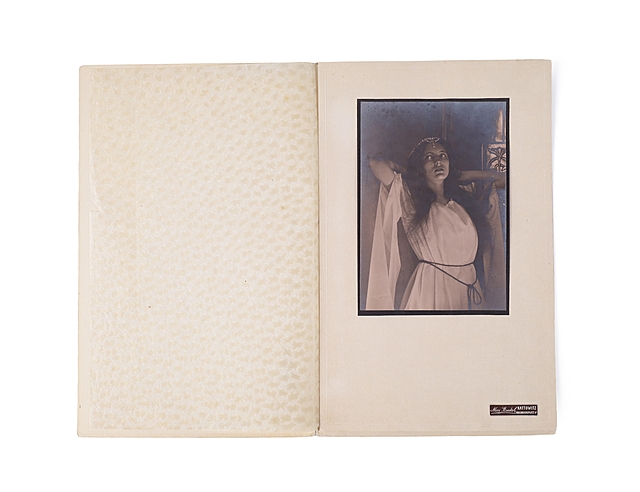 [Górnoślaski fotograf] Max Steckel (1870–1947), Portret żony Teofili, sopranistki operowej w stroju antycznym. 1912–1918