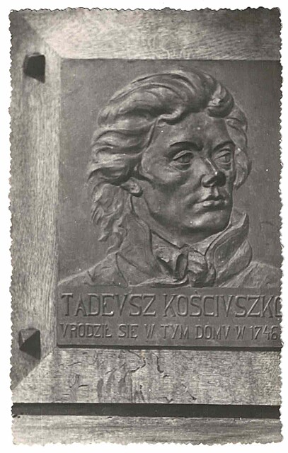 Fotografia tablicy z brązu umieszczonej w latach 30 XX w. na dworze w którym urodził się Tadeusz Kościuszko, ok. 1936–19