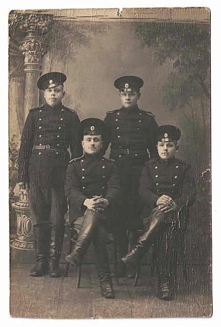 Portret czterech młodych żołnierzy rosyjskich