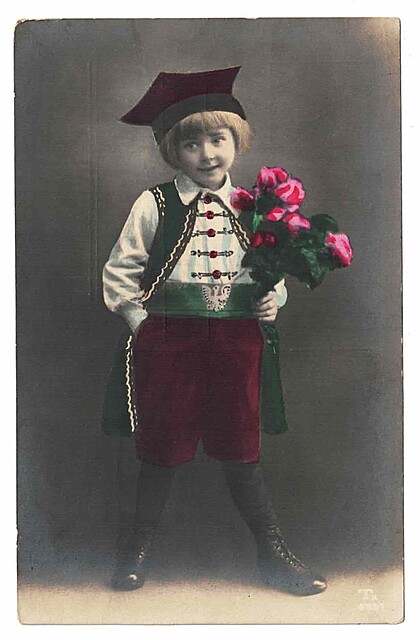 Chłopiec w stroju regionalnym