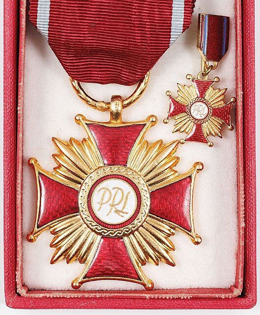 ZESTAW BIŻUTERII I I ODZNACZEŃ