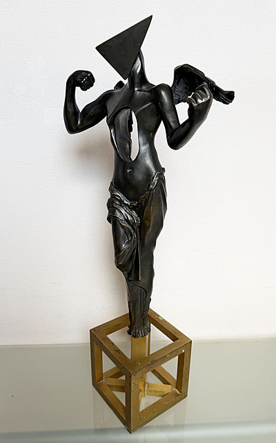 Surrealistyczny anioł