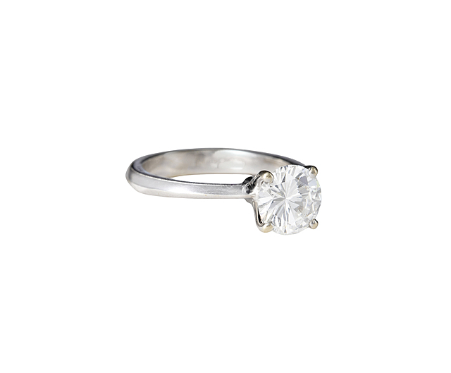 Pierścionek typu solitaire z diamentem, współczesny