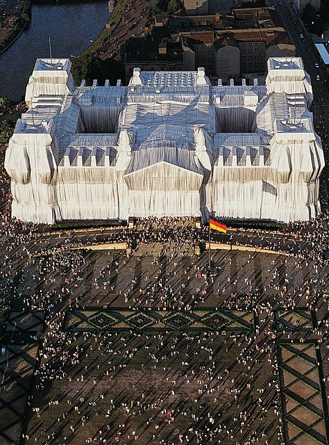 OWINIĘTY REICHSTAG Z LOTU PTAKA, 1995