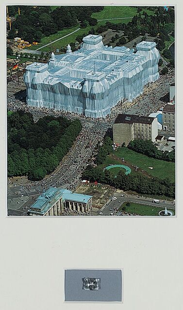 OWINIĘTY REICHSTAG Z LOTU PTAKA, 1995
