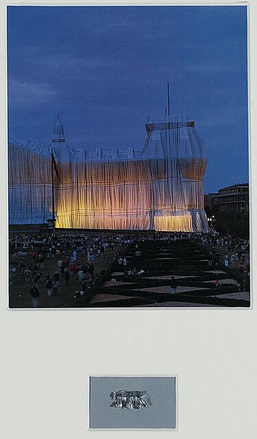 OWINIĘTY REICHSTAG OD ZACHODU NOCĄ, 1995