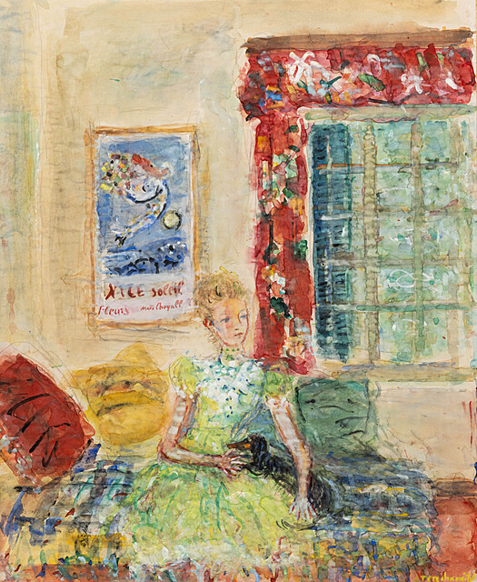 Młoda kobieta z jamnikiem we wnętrzu z plakatem Marca Chagalla „Nice Soleil Fleurs”, 1969