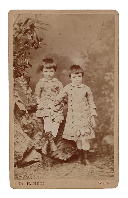 Dwójka paniczów w bajkowych strojach. Fotograf dr. H. Heid, Wiedeń
