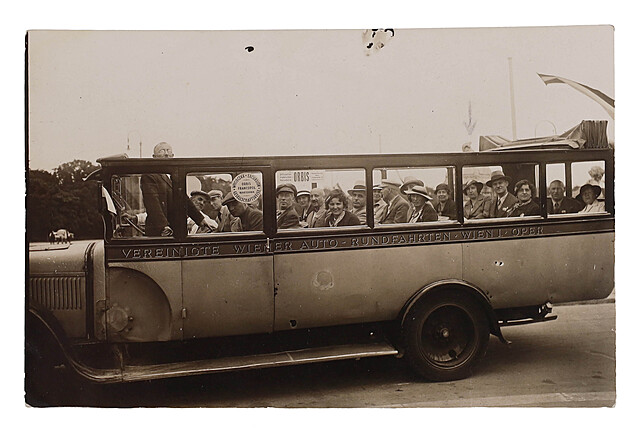 [Orbis w Wiedniu] Fotografia odkrytego samochodu wycieczkowego z grupą polskich turystów z Orbisu. Wiedeń 1936