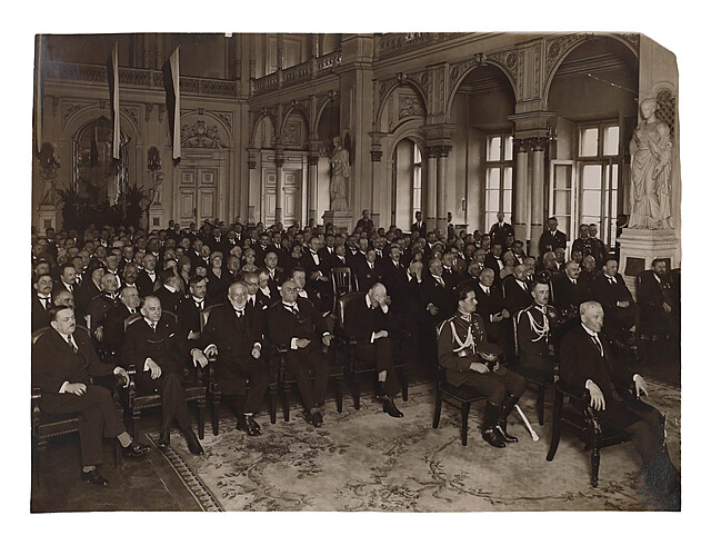 [Warszawa, Prezydent Mościcki] Uroczyste zgromadzenie w auli warszawskiego ratusza, dawniej pałacu na Placu Teatralnym. Warszawa 1926–1939