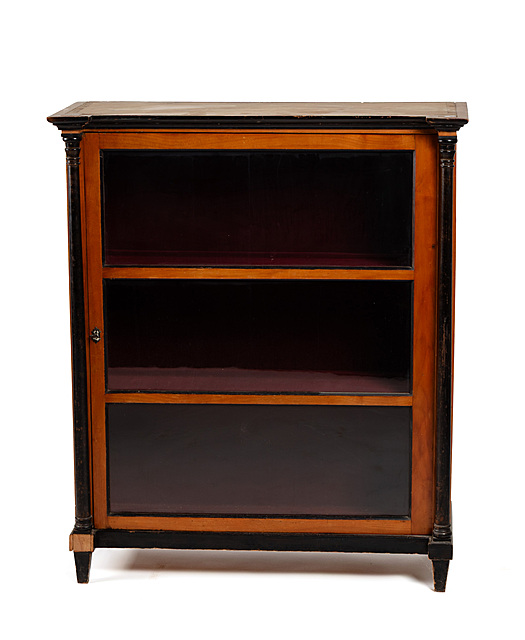Witrynka w typie biedermeier