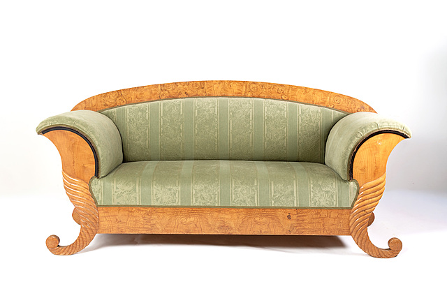 Kanapa w stylu biedermeier