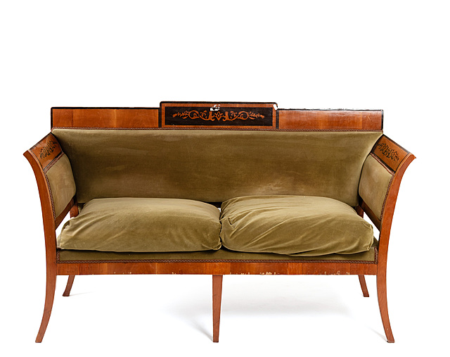 Sofa salonowa w typie neoempirowym
