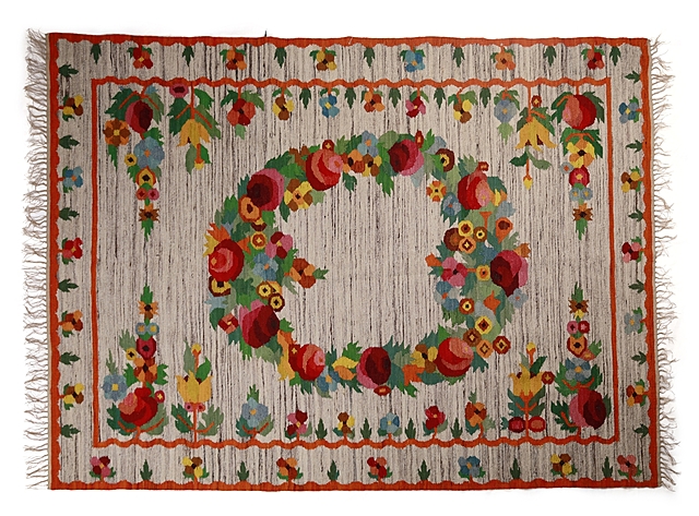 Kilim z motywem kolorowych kwiatów (wieniec)